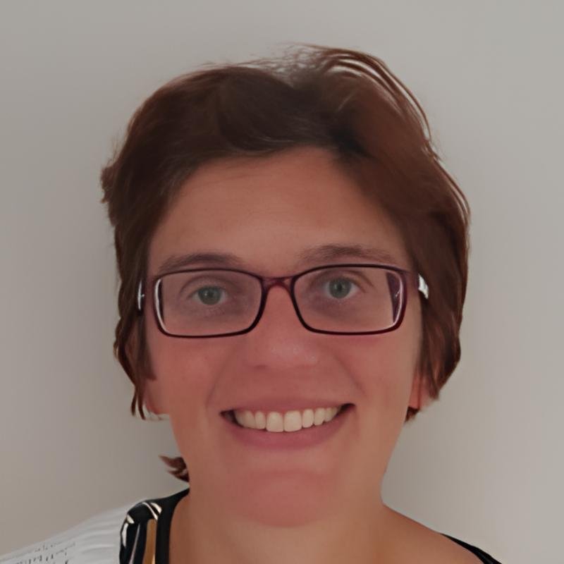 Portrait d'Olivia Lenoir, praticienne en hypnothérapie et soins énergétiques
