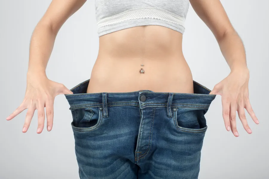 Personne se mesurant la taille, représentant la perte de poids